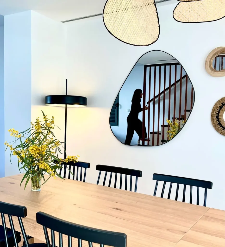 Comedor con espejo al fondo. Dos en casa