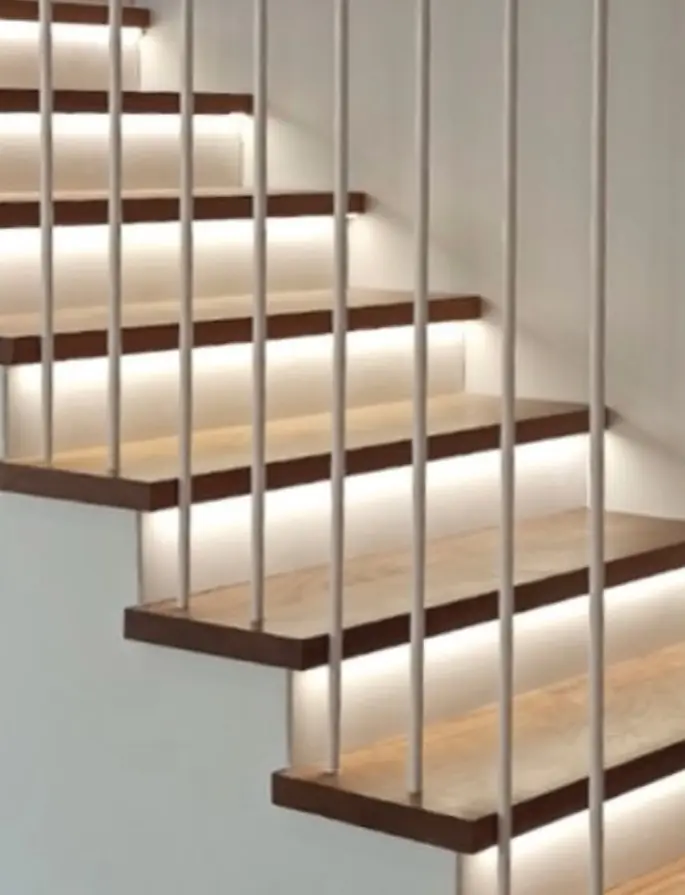 Escalera interior con peldaños iluminados. Dos en casa