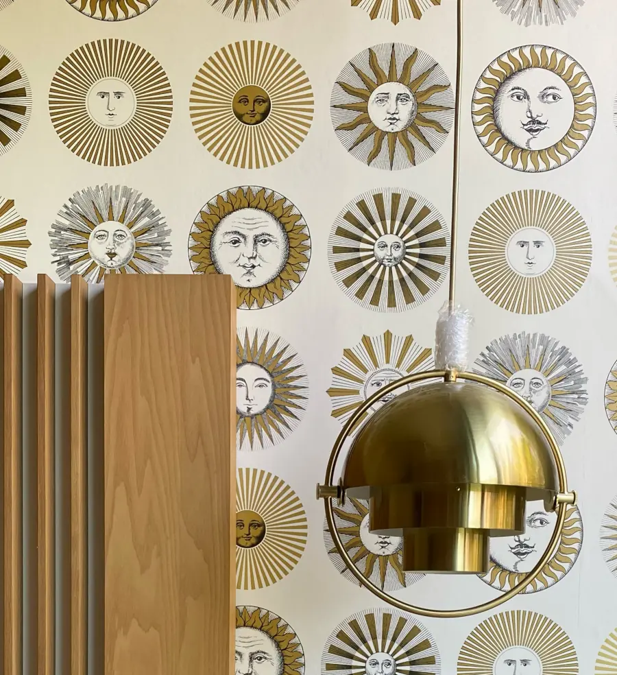 Lampara colgante dorada sobre mesilla de noche. Dos en casa